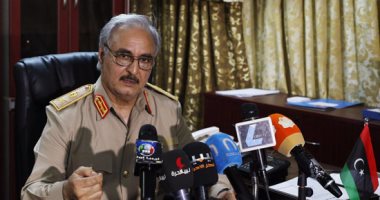 خليفة حفتر يصل إلى باريس فى زيارة رسمية ويلتقى ماكرون