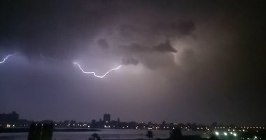 بالفيديو والصور .. "هو حصل إيه؟".. خبراء الأرصاد يكشفون أسباب التحول المفاجئ للطقس.. المرور يقدم نصائحه لتجنب الحوادث تحت الأمطار.. البرق يضيء فى سماء القاهرة والمحافظات