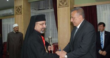 محافظ الجيزة يقدم التعزية للأخوة الأقباط فى شهداء حادثى الكنيستين