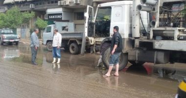 20 سيارة لشفط تجمعات مياه الأمطار بمطالع و منازل الكبارى بالعاصمة 