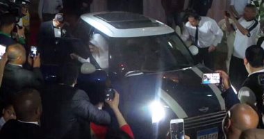 مؤمن زكريا يدخل قاعة زفافه بـ"مينى كوبر".. وحضور محمود طاهر