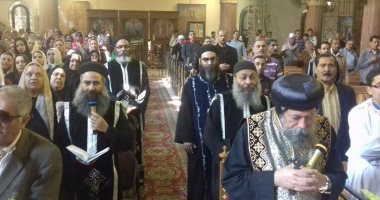 بالصور .. المئات من أقباط الإسكندرية يؤدون صلاة الجمعة العظيمة ويفطرون على "الخل"