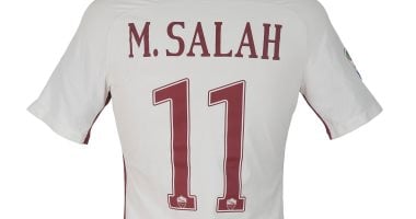 روما يطرح قميص محمد صلاح للبيع فى مزاد خيرى