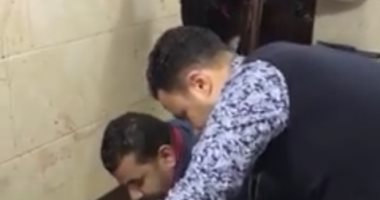 بالفيديو.. مدير الزمالك يذبح خروفا لفك النحس