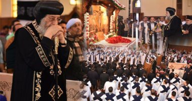 بالصور.. الكنيسة تداوى جراحها فى "جمعة الآلام".. البابا تواضروس يلغى استقبالات عيد القيامة بصالونه الباباوى.. ويوصى بزيارة المصابين ومعايدة أسر الشهداء.. ويرحب بالمشاركة فى قداس الغد