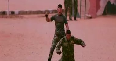 بالفيديو.. الدسوقى رشدى يعرض تدريبات مقاتلى سلاح "المظلات" 