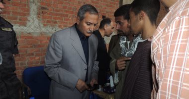 بالصور.. مدير أمن سوهاج يقدم واجب العزاء فى الخفير النظامى شهيد أحداث "ساقلته"
