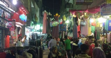 تجار الملابس يغلقون شارع 10 بالوايلى فى حدائق القبة