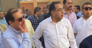 وزير الإسكان يطمئن على تشغيل رافع صرف صحى الشويفات ويزور مصابى انفجار الغاز