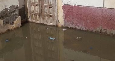 بالصور.. قارئ يرصد مياه الصرف الصحى تحاصر مسجد النور فى كفر الشيخ