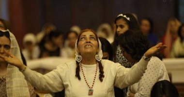 بالصور.. بدء تسبحة قداس القيامة وشعب الكنيسة يتوافد