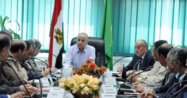 محافظ القليوبية يناقش استعدادات الاحتفال بشم النسيم مع قيادات المحافظة