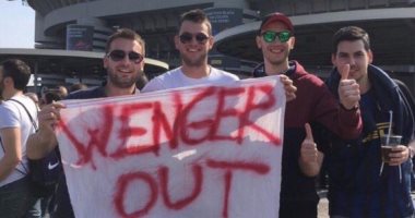 "WENGER OUT" تظهر فى ديربى ميلانو