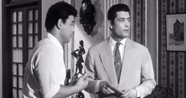 كيف سبق الفنان الراحل أحمد رمزى "أوبر وكريم" بـ 48 عاما.. الفكرة طرحها "رمزى" باسم شركة الخدمات العامة فى فيلم "لا تطفئ الشمس"عام 1961 وأجهضها شكرى سرحان.. الخدمة تمنحك سائقًا بالساعة مقابل 20 قرشا بأسعار زمان