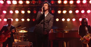 بالكلمات.. هارى ستايل يبهر متابعى " Saturday Night Live " بسينجل جديد