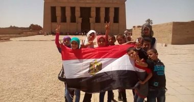بالصور.. طلاب مدرسة ابتدائية بقنا ينظمون وقفة ضد العنف فى معبد دندرة