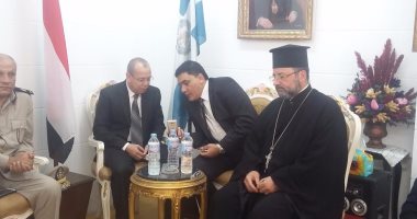 محافظ دمياط يزور كنيسة الروم الأرثوذكس لتقديم التعازى للأقباط