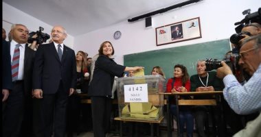 رئيس حزب الشعب الجمهوري المعارض يدلى بصوته فى استفتاء تركيا
