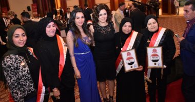 بالصور.. تكريم دينا فؤاد ورشا مهدى وأمهات الشهداء من مهرجان فارسات الدولى