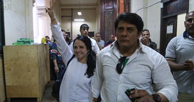 بالصور.. آية حجازى تحتضن زوجها داخل القفص بعد الحكم ببراءتهما من الاتجار بالبشر