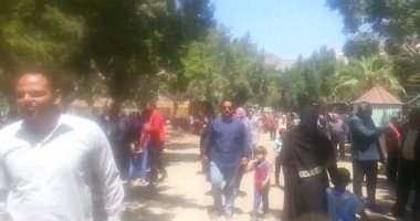 بالصور.. المئات يحتفلون بشم النسيم بحديقة الحيوان فى الزقازيق