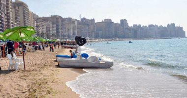بالصور.. شواطئ الإسكندرية كاملة العدد فى احتفالات شم النسيم