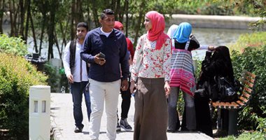 بالصور.. توافد آلاف الزائرين على حديقة الأزهر لقضاء عيد الربيع 