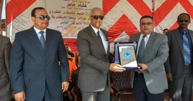 رئيس جامعة الإسكندرية يدعو الشباب لمواجهة المؤامرات التى تحاك بالوطن