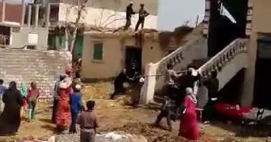 بالفيديو.. أهالى عزبة البسطويسى يتهمون الجن بإشعال النيران فى مفروشاتهم 