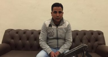 القبض على عاطل لعرضه بندقية آليه للبيع فى المطرية
