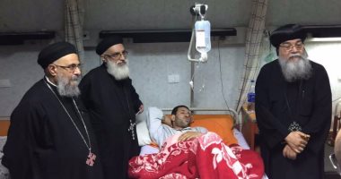 بالصور.. أسقف المنيا يزور مصابى حادث كنيسة مار مرقس بمستشفيات الشرطة
