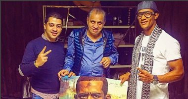 السبكى ينشر صورته مع محمد رمضان بجانب بورتريهات فيلم "جواب اعتقال"