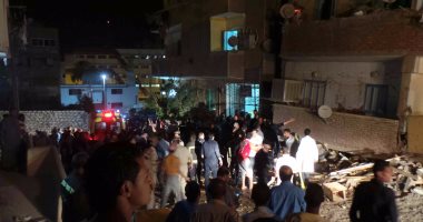 بالصور .. طوق أمنى حول عقار أسوان المنهار لانتشال المصابين والضحايا 