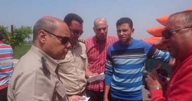 رئيس مدينه سمنود يضبط سيارة محملة بـ٧ طن اسمده مسروقة ويسلم قائدها للشرطة