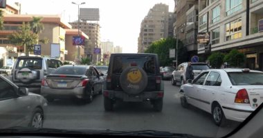 مواطن يرصد سيارة بدون لوحات معدنية بشارع شارل ديجول فى الجيزة