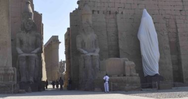 بالصور.. تمثال رمسيس الثانى قبل إزالة الستار عنه بمعبد الأقصر