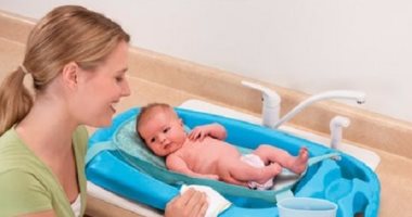 للأمهات الجدد .. تعرفى على الفوائد الصحية لاستحمام طفلك 