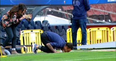 الحنين إلى الماضى.. دانى ألفيس يقبل شعار برشلونة قبل مواجهة يوفنتوس