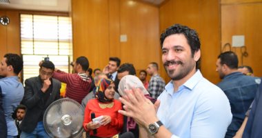 طالبة تداعب حسن الرداد: "مش عيب عليك تبقى أمور وأهلاوى"