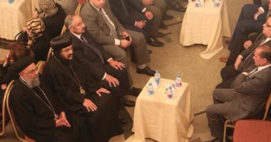 بالصور.. قيادات الكنيسة بالإسكندرية يتلقون العزاء فى شهداء تفجير "مار مرقس"