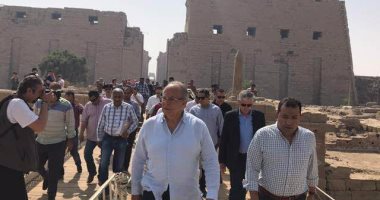 بالصور.. وزير التنمية المحلية فى جولة بمعبد الكرنك ويشارك فى افتتاح معرض صور