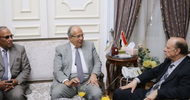 محافظة القاهرة يستعرض مع وزير التنمية المحلية منظومة إدارة النظافة بالعاصمة