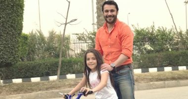 شاهد.. أحمد حسن "الصقر" وابنته على العجلة