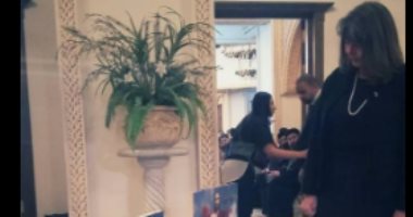 بالصور.. قنصل بريطانيا بالإسكندرية تؤدى واجب العزاء فى شهداء "مارمرقس"