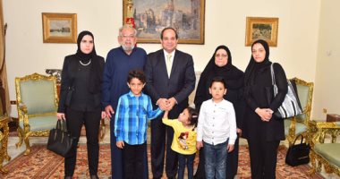 بالصور.. السيسي يستقبل أسرة الشهيد المقدم أحمد صلاح الدين مالك بـ"الاتحادية"