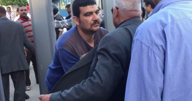 بالصور.. تفتيش ذاتى للوافدين على عزاء شهداء كنيسة مارجرجس باستاد طنطا