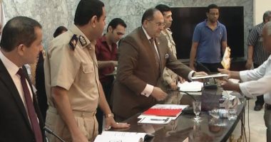 محافظ سوهاج يكرم أعضاء لجنة فحص التعيينات بالتربية والتعليم