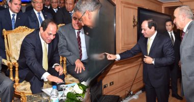 خلال زيارته لـ"الإحصاء".. السيسي فى رسالة للمواطنين: أدلوا ببياناتكم فى التعداد لمستقبل أفضل.. والجندى يكشف كيف سجل الرئيس بياناته فى التعداد السكانى؟: "استوفى الاستمارات فى منزله وراجع بياناتها بالجهاز"