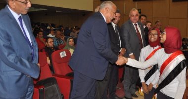 محافظ الوادى الجديد يكرم الطلاب والعرائس الأيتام