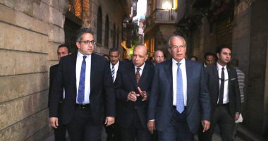 وزيرا الآثار والتنمية المحلية يشكلان لجنة لإعادة الانضباط لشارع المعز